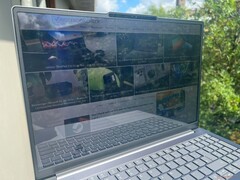 Visionnage en plein air sous le soleil