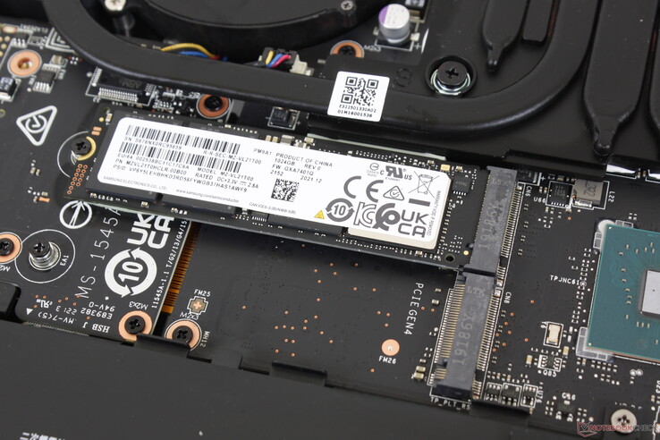 Jusqu'à deux disques PCIe4 x4 sont pris en charge. La durabilité des performances n'est cependant pas fiable, car le système ne comprend pas de dissipateurs thermiques pour les disques