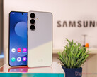 Le Galaxy S25 FE présente un design familier et des bords d'écran relativement fins (Source : Notebookcheck)