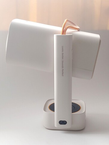 La conception asymétrique et lourde du Yaber T1 Pro le fait basculer facilement vers l'avant lorsqu'il est poussé par accident. (Source de l'image : Notebookcheck)