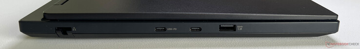 À gauche : Gigabit-Ethernet, USB-C 3.2 Gen.2 (10 Gbps, DisplayPort 2.1, Power Delivery 3.0), USB-C 4.0 (40 Gbps, DisplayPort 1.4), USB-A 3.2 Gen.1 (5 Gbps, alimenté)