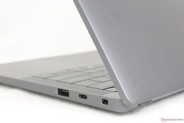 La surface texturée en aluminium mat cache très bien les traces de doigts