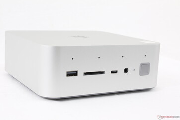 Façade : USB-A 3.2 Gen. 2 (10 Gbps), lecteur de carte SD, USB-C avec DisplayPort (10 Gbps), casque d'écoute de 3,5 mm, bouton d'alimentation compatible avec les empreintes digitales, réseau de microphones quadruple