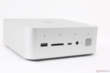 Façade : USB-A 3.2 Gen. 2 (10 Gbps), lecteur de carte SD, USB-C avec DisplayPort (10 Gbps), casque d'écoute de 3,5 mm, bouton d'alimentation compatible avec les empreintes digitales, réseau de microphones quadruple