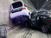 Les conséquences de la décélération soudaine de la Model S (image : California Highway Patrol)
