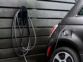 Le connecteur mural J1772 est maintenant en vente chez Best Buy (image : Tesla)