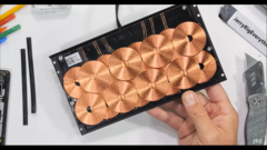 Le nouvel accessoire de Tesla vu de l'intérieur. (Source : JerryRigEverything via YouTube)