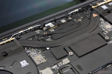 La solution de refroidissement consiste en un seul grand caloduc en cuivre avec deux ventilateurs de ~50 mm