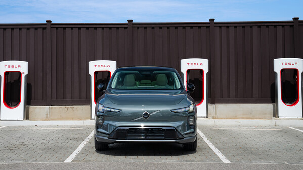 À partir du quatrième trimestre 2026, les conducteurs de modèles Volvo entièrement électriques, tels que le modèle compact EX30, pourront utiliser plus de 20 000 superchargeurs Tesla en Europe directement via l'application smartphone de Volvo.