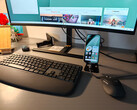 Google Pixel 10a connecté à un écran et associé à un clavier Logitech MK880 comme périphérique de saisie.