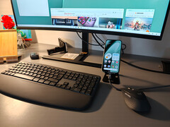 Google Pixel 10a connecté à un écran et associé à un clavier Logitech MK880 comme périphérique de saisie.