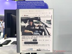 Asus a présenté l'écran e-paper MP13UC et le stand ATS01D au salon Computex 2026.