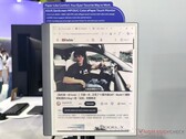 Asus a présenté l'écran e-paper MP13UC et le stand ATS01D au salon Computex 2026.