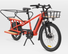 Le vélo cargo électrique BTWIN R500E de Decathlon est désormais disponible en rouge (source : Decathlon)