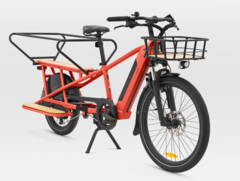 Le vélo cargo électrique BTWIN R500E de Decathlon est désormais disponible en rouge (source : Decathlon)