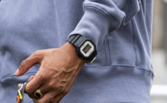 La Casio G-SHOCK DW5600SHB-1 de la série Shiba Inu. (Source de l'image : Casio)