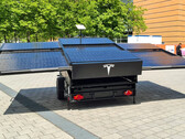 La remorque de panneaux solaires de Tesla avec Starlink (image : Tesla Adri/Twitter)