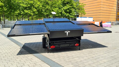 La remorque de panneaux solaires de Tesla avec Starlink (image : Tesla Adri/Twitter)