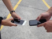 Deux personnes tenant deux smartphones côte à côte lors d’une remise