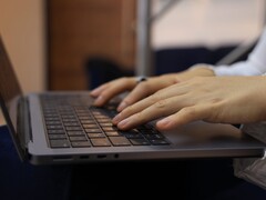 Des mains tapant sur le clavier d'un ordinateur portable