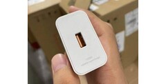 le nouveau chargeur super rapide présumé deHonor. (Source : Weibo)