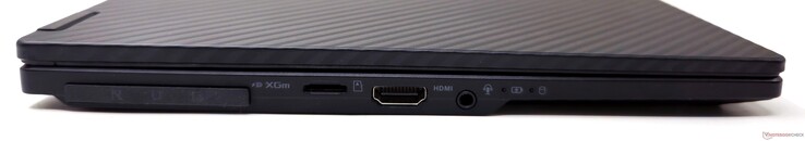 À gauche : interface ROG XG Mobile, lecteur de carte microSD, sortie HDMI 2.1, prise audio combo 3,5 mm
