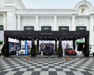 Le stand d'exposition de Volvo à Realestate.com.kh Expo 2022, présentant plusieurs voitures Volvo, y compris des SUV, avec des bannières promotionnelles et des marques devant un grand bâtiment blanc avec des colonnes. (Source de l'image : I'm Zion via Pexels)
