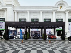 Le stand d&#039;exposition de Volvo à Realestate.com.kh Expo 2022, présentant plusieurs voitures Volvo, y compris des SUV, avec des bannières promotionnelles et des marques devant un grand bâtiment blanc avec des colonnes. (Source de l&#039;image : I&#039;m Zion via Pexels)