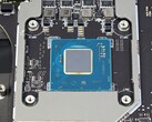 Module Intel Arc A370M fixé à la carte mère de l'ordinateur portable (Image Source : Forbes)
