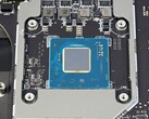 Module Intel Arc A370M fixé à la carte mère de l'ordinateur portable (Image Source : Forbes)