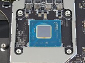 Module Intel Arc A370M fixé à la carte mère de l'ordinateur portable (Image Source : Forbes)