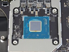 Module Intel Arc A370M fixé à la carte mère de l&#039;ordinateur portable (Image Source : Forbes)