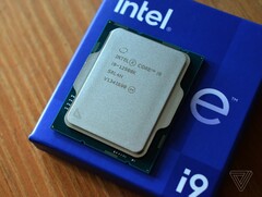 Le processeur Alder Lake Intel Core i9-12900K a établi des records impressionnants dans les benchmarks après avoir été surcloqué à 6,8 GHz (Image : Tom Warren/The Verge)