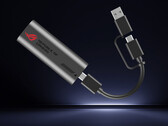 Le ROG USB-C10G est un adaptateur USB-C vers 10 GbE. Sur la photo : une image promotionnelle de l'accessoire avec son câble fourni.