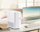 La mini-tour Asus V500 est disponible en blanc ou en noir, avec des finitions en bois.