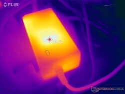 L'adaptateur secteur peut atteindre 40 °C en cas de charges lourdes