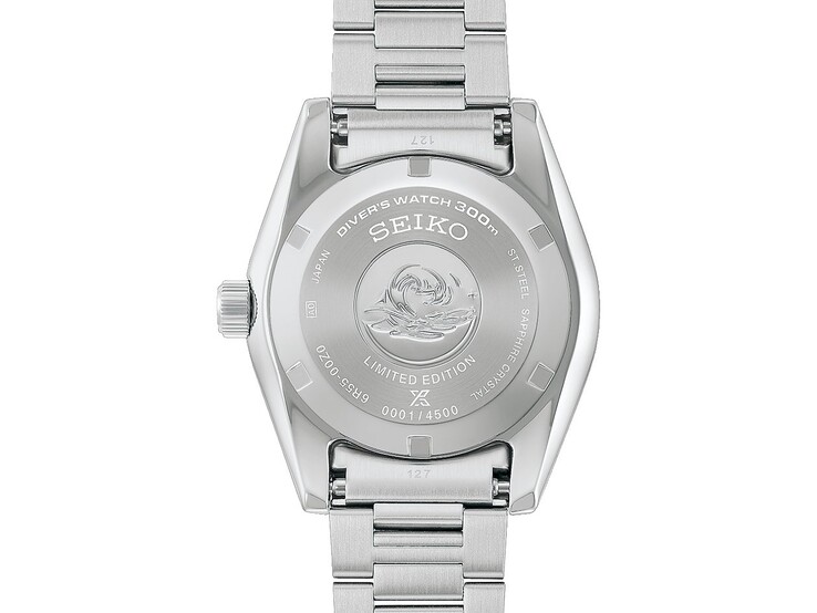 Fond du boîtier de la Seiko Prospex 1965 Heritage Diver présentant le motif de vague gravé, la mention « édition limitée » et le numéro de série individuel.