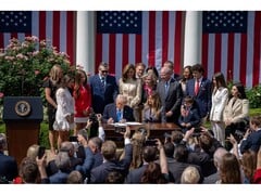 Une photo du président américain Donald Trump signant la loi Take It Down Act lors d'une cérémonie à Washington, aux États-Unis. (Source de l'image : @FLOTUS sur X)