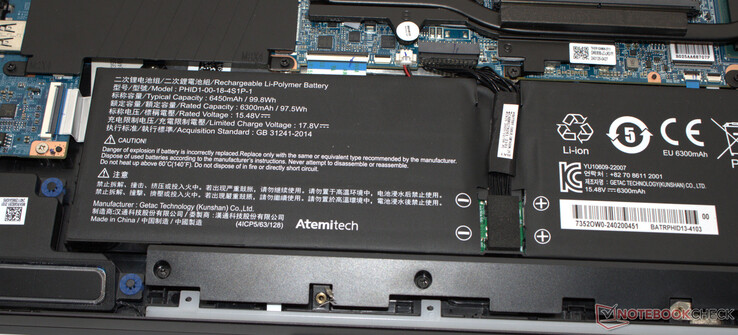 La batterie a une capacité de 99,8 Wh.