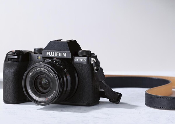 Le Fujifilm X-S10 est un appareil photo puissant et moderne sous une apparence rétro. (Source de l'image : Fujifilm)