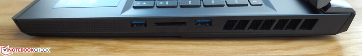 Côté droit : USB A 3.0, lecteur de carte, USB A 3.0.