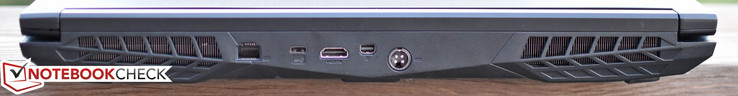 A l'arrière : Ethernet gigabit, USB C 3.1 Gen 2, HDMI, mini DisplayPort, entrée secteur.