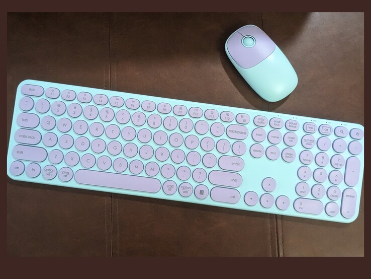 Les couleurs vives du clavier et de la souris sans fil WGJP-073-3-SD de Seenda Creative s'harmonisent avec presque toutes les couleurs (Source : Megan Miranda Reyes)