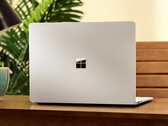 Selon certaines informations, la Surface « Minos » serait disponible en finitions Noir et Platine ; photo de la Surface Laptop 8.