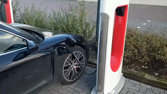 Porsche Taycan en train d&#039;explorer un Supercharger Tesla, image : Inse van Houts (YouTube)