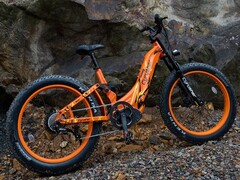 Le vélo électrique tout-terrain Cyrusher Trax est doté d'un cadre traversant. (Source de l'image : Cyrusher)