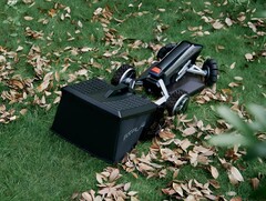 La tondeuse robot EcoFlow Blade peut également balayer les feuilles et les branches. (Source de l&#039;image : EcoFlow)