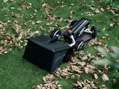 La tondeuse robot EcoFlow Blade peut également balayer les feuilles et les branches. (Source de l'image : EcoFlow)