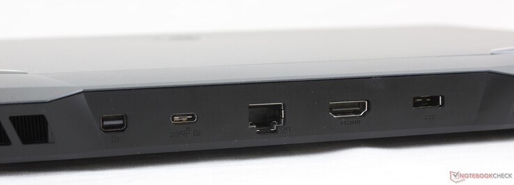 Arrière : Mini DisplayPort 1.4, USB-C 3.2 Gen. 2 avec DP, RJ-45 2.5 Gbps, HDMI 2.0, adaptateur secteur