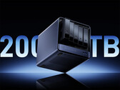 La configuration dotée de 128 Go de mémoire vive unifiée permet d'exécuter localement des modèles de classe 120B. Sur la photo : une image promotionnelle mettant en avant la capacité de stockage totale du NAS.